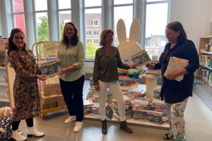 PvdA Utrecht overhandigt 500 prentenboeken aan bibliotheek en Taal Doet Meer