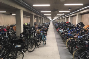 Problemen met parkeren van fietsen met kratjes en kinderzitjes in stallingen