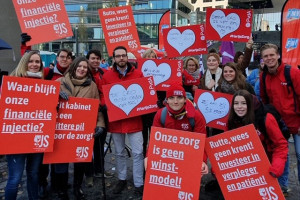 Zorgpersoneel voert actie op Jaarbeursplein