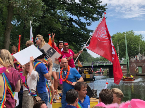 Utrechtse politieke partijen varen mee op Utrecht Canal Pride