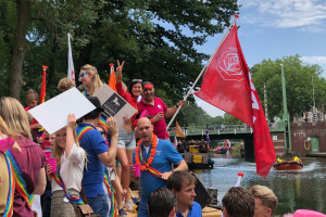 Utrechtse politieke partijen varen mee op Utrecht Canal Pride